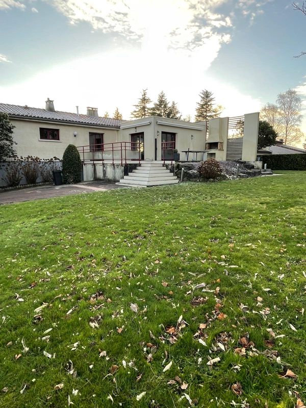 Maison sur terrain de 4000m2. . A 15 minutes à pied du centre bourg.