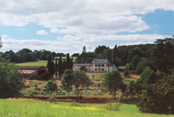La chambre privée de Marie est située dans une maison au cœur d’un écrin de verdure