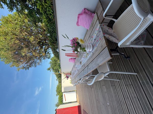 Notre petit chez nous est très cocooning, on s’y sent très bien avec une belle terrasse au soleil