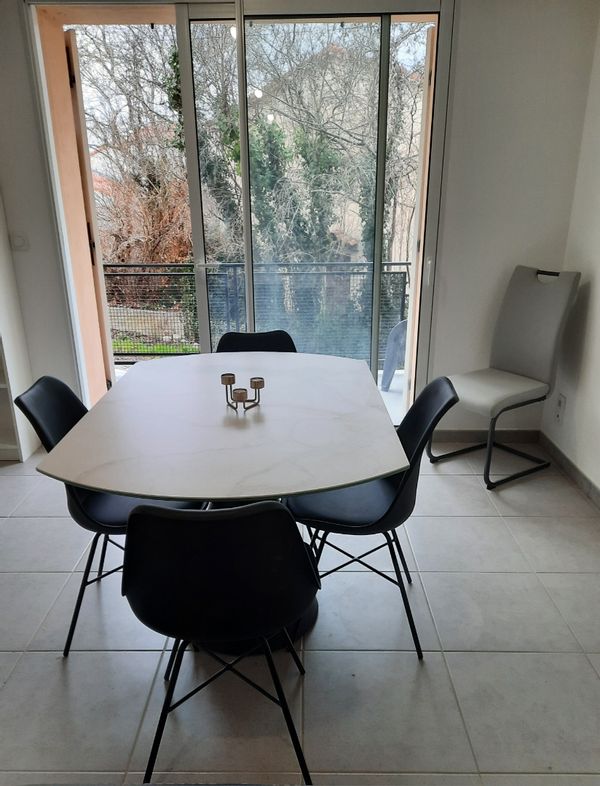 Appartement calme et lumineux dans une petite ville thermale des Alpes de Haute-Provence.