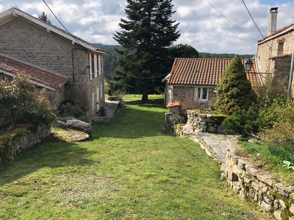 Maison de campagne en pierre, entièrement restaurée proche forêt très calme en pleine nature