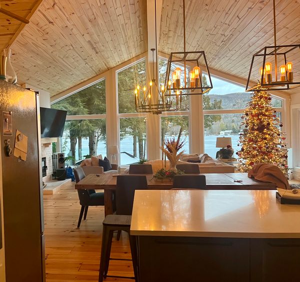 Maison rénovée bord d’un lac navigable avec quai spa 3 chambres, cadre enchanteur à Lanaudière