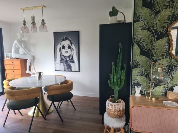 Maison avec jardin, récemment rénovée, décorée avec soin.