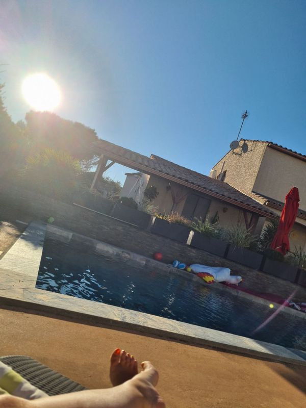 Maison familiale tout confort  aux portes de la garrigue et à 15 min de la mer méditerranée Piscine