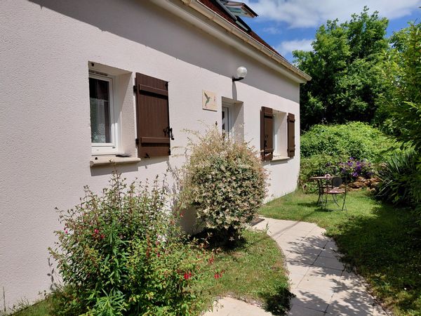 Maison entre forêts et champs