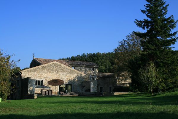 Grande Batisse en pierre en drome provençale