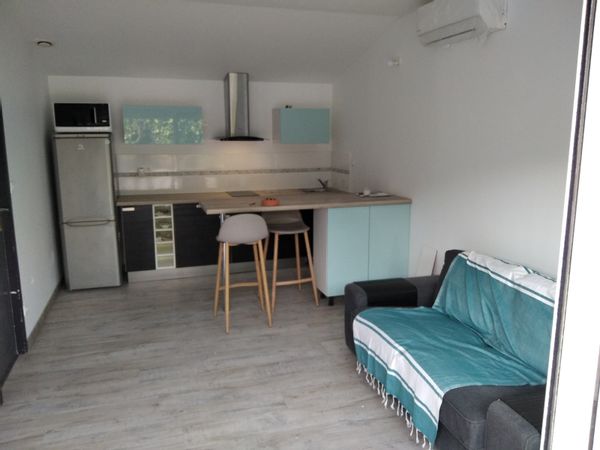 Petite maison indépendante avec chambre et salle de bain séparés à proximité du Canal du Midi