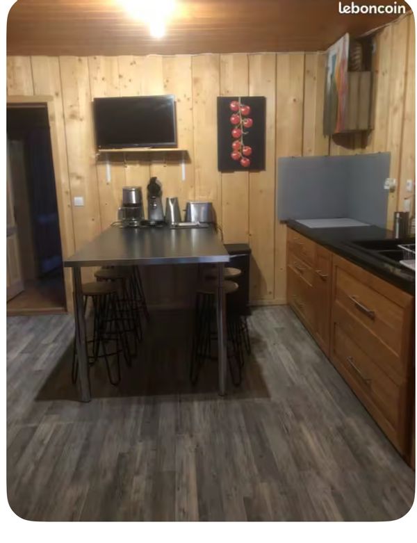 Chambre de Mamou,pour 3 invités salle d eau privée dans bel appartement paisible, face a la forêt