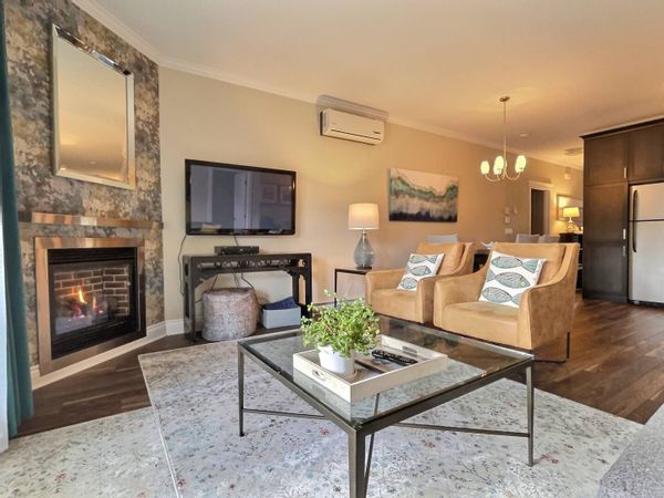 Le Champlain – Terrasse privée, accès à la piscine, un havre paisible à Bromont avec vue montagne