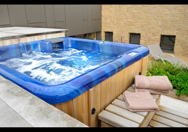 La porte des ardennes , 4 chambres , 5 personnes .  Sauna et jacuzzi à la belle saison.