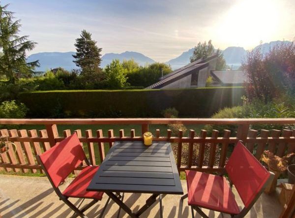 L'appartement de Anne & Stephan avec une très belle vue sur les montagnes du lac d'Annecy proche lac