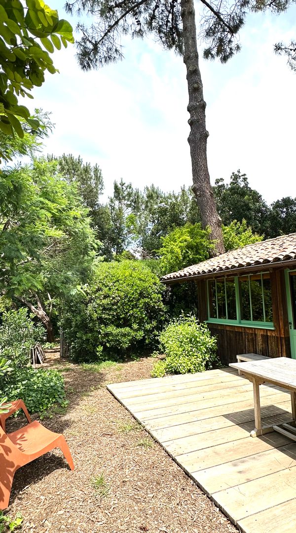 Charmante cabane en bois typique du Cap Ferret avec terrasse, idéale pour un couple en vacances
