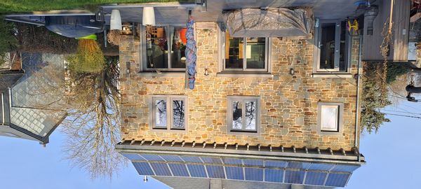 Grande maison familiale  en pierres du pays, lumineuse, ouverte sur la terrasse de plain pied.