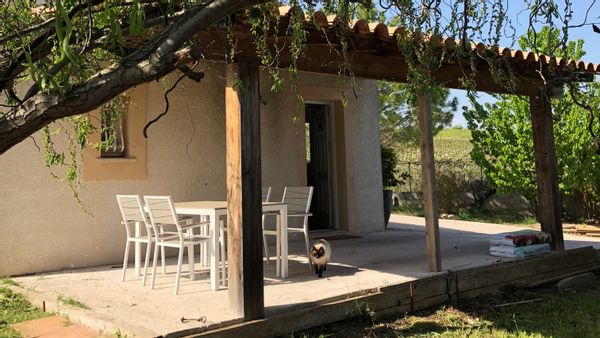 Maisonnette  (2 adultes avec 2 enfants) au cœur des vignes proche des plages et de grandes villes.