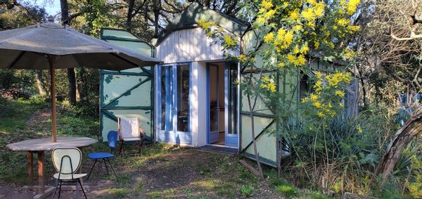 Une petite maison au fond du jardin