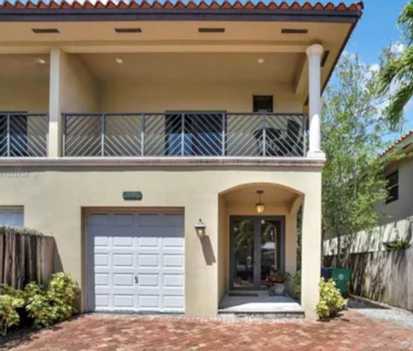 Maison familiale à Coconut Grove avec espace extérieur, cafés, marina et parcs accessibles à pied.