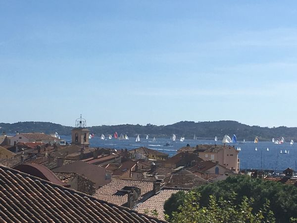 Exceptionnel appartement en dernier étage 300m mer, centre ville et au calme ! Tout possible à pied.