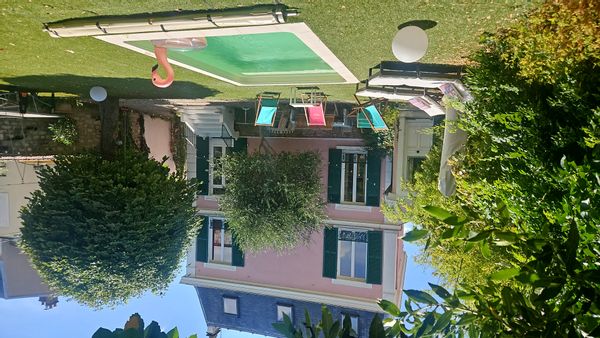 La Bonbonnière est un hôtel particulier du XIXème avec jardin, piscine et poolhouse en centre-ville