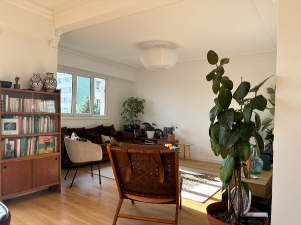 Grand appartement rénové et lumineux, à 5 min du métro et commerces. Jusqu’à 6 adultes + 2 enfants.