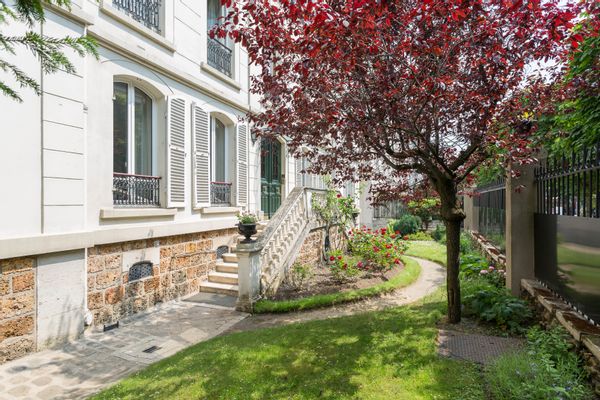 Appartement 5 pièces ( 3chambres) 130m2 au pied du métro ligne 1  et à 50m du bois de Vincennes.