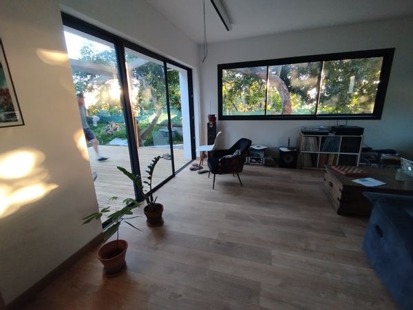 La maison de Sandra est de plain pied : sur 900 mètres carrés de jardin arboré : pour 5/9 personnes