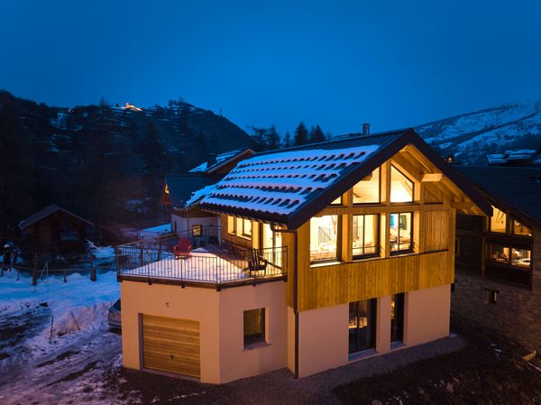 Chalet de montagne avec vue imprenable sur les montagnes dans un village touristique hiver comme été