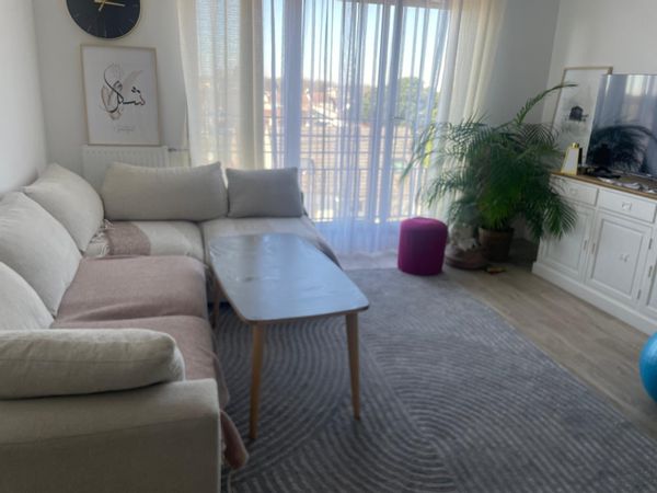 Appartement cosy et lumineux de deux chambres dans une résidence neuve.