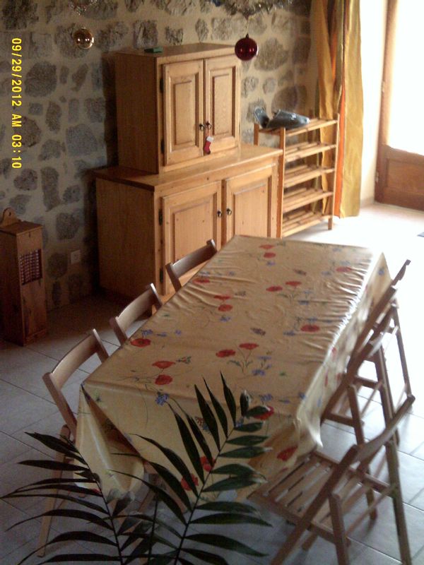 Ancienne maison typique rénovée en 2010 en pleine campagne pour un séjour au calme et reposant.