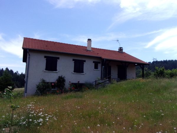 La maison Les mésanges se situe dans un hameau de 17 familles, en pleine nature prés de la Loire