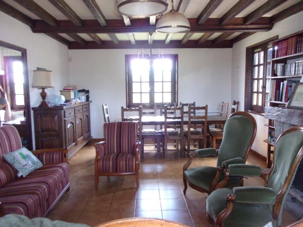 La maison Les mésanges se situe dans un hameau de 17 familles, en pleine nature prés de la Loire