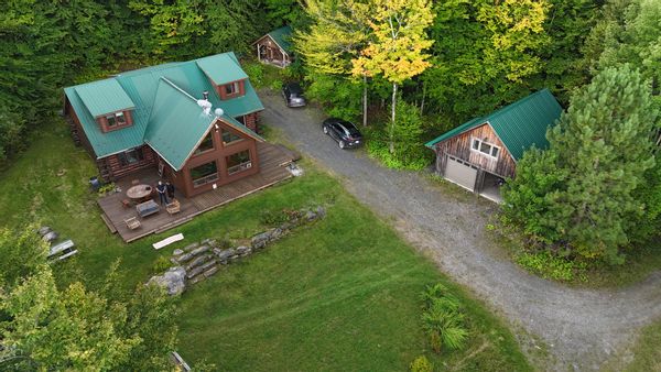 Chalet en bois rond dans les Cantons de l'Est avec Sauna et étang privé