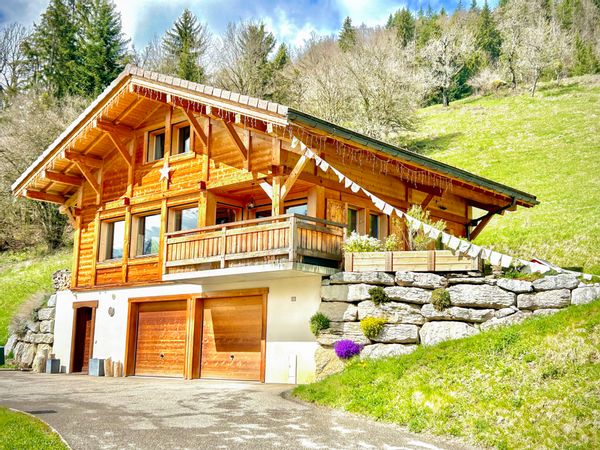 Magnifique chalet avec vue panoramique entre les Aravis et le lac d’Annecy