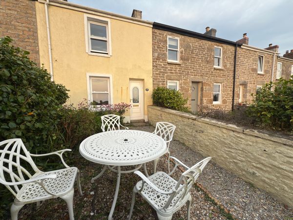 3-bedroom Cornish miner's cottage, with seaviews, near coastal path and town centre.