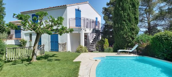 Les volets bleus : maison en Provence sur la colline avec vue sur le Luberon