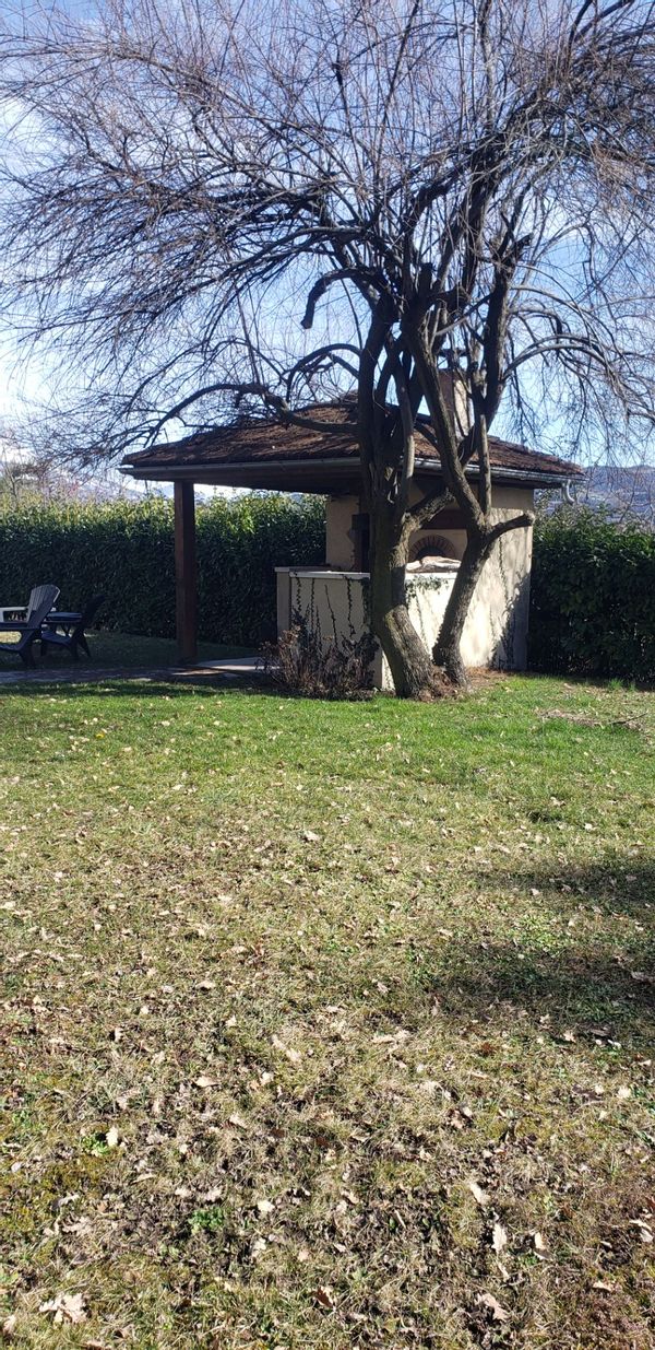 Appartement maison pour 6 personnes. Grande terrasse. Jardin de 800m2 clos avec four et barbecue.