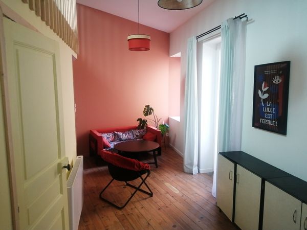 Maison ancienne rénovée en duplex avec 3 espaces ouverts et distincts. Au cœur du village