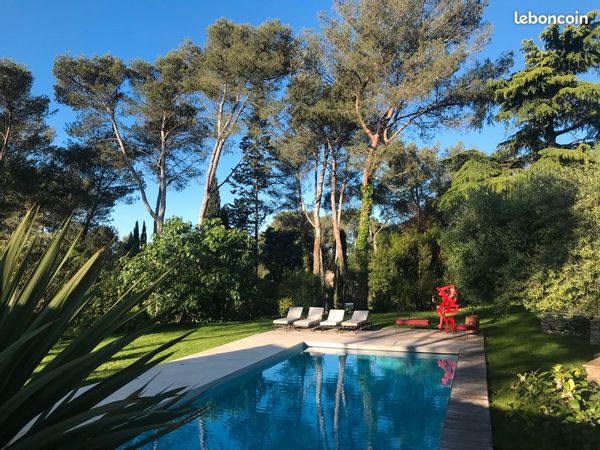 Le cèdre, propriété de 550 M2 , sur un terrain de plus de 5000 m2. Piscine, Jacuzzi, Sauna...