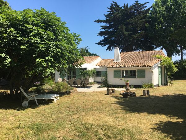 Maison familiale pour 6 à 8 pers. A 100m de la plage et à 10mn à vélo du village des Portes en Ré