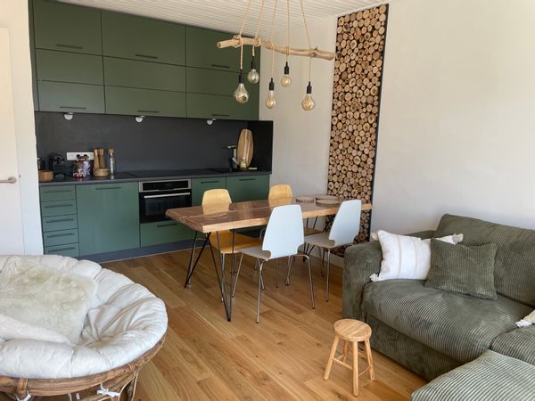Cocon chaleureux pour 4 personnes avec terrasse et vue imprenable sur les montagnes