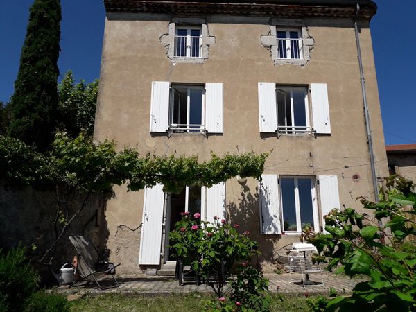 Chambre privée dans maison de village au pied du massif du Pilat et de l'Ardèche verte