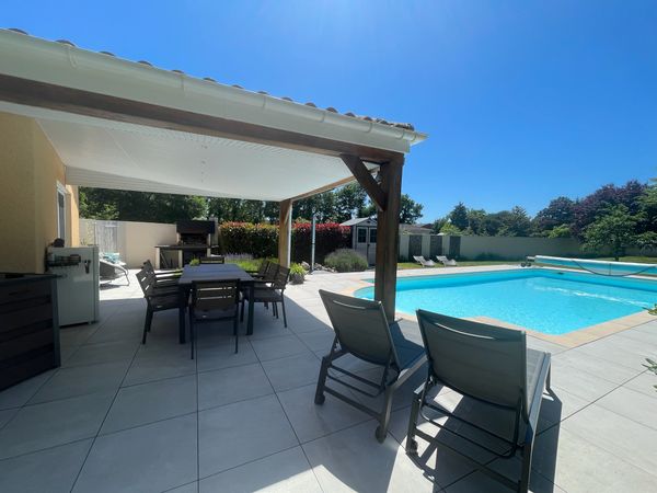 La maison de Christelle et André est de plein pied 4 chambres avec piscine et grand jardin paysagé !