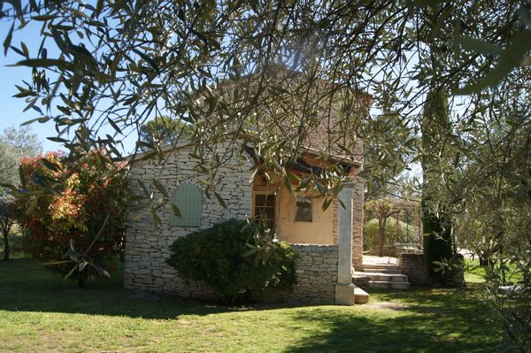 Mas en pierre au coeur des oliviers dans le Luberon en Provence