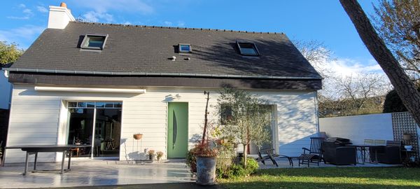 La maison de Catherine à Dinard, quartier résidentiel calme, parking, terrain clos, plage à 800m.
