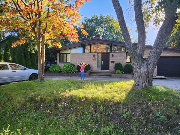 Maison mid-century, dans un quartier paisible proche de Montréal, 3 chambre, cour privée et piscine.