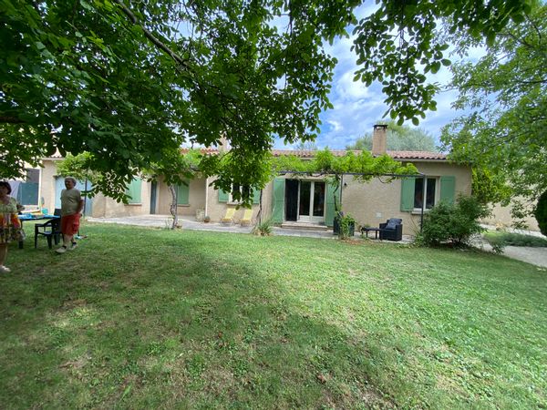 Maison indépendante avec 2 chambres,  un grand salon, un bureau et un jardin à 2 minutes du village