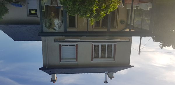 La maison d'Annie a 2 niveaux  véranda et chambres :  vues  terrains arborés , à 2.4 km du centre