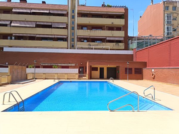 Duplex familial lumineux et chaleureux avec deux terrasses et piscine