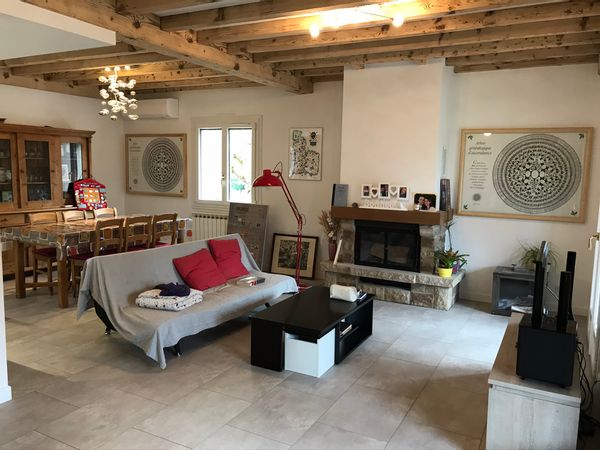 La maison de Mathieu, Mathilde et les 4 loulous est une maison fonctionnelle à proximité du village.