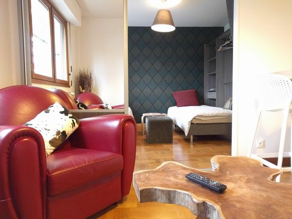 Appartement indépendant, dans une villa proche des thermes, avec jardin arboré et parking.