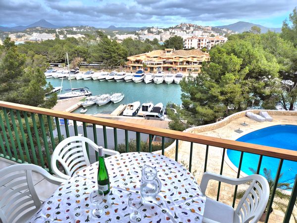 Appartement lumineux à Majorque avec vue sur la mer, piscine et accès direct au Port Nautique